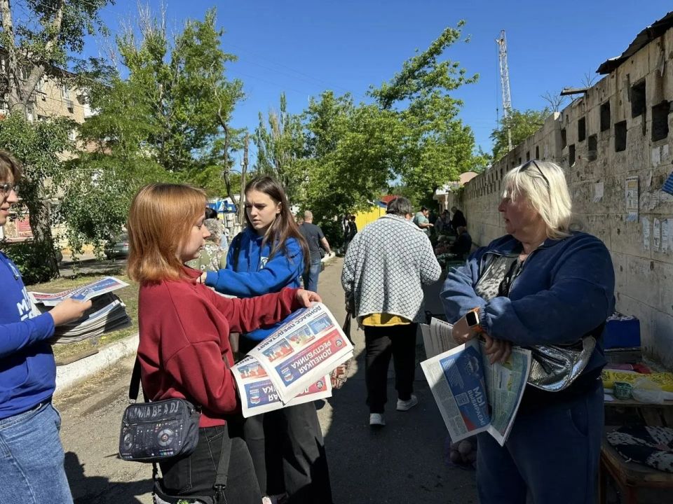 Сегодня активисты МГЕР помогли местному отделению партии в Докучаевске с раздачей партийной газеты Сегодня активисты МГЕР помогли местному отделению партии в Докучаевске с раздачей партийной газеты