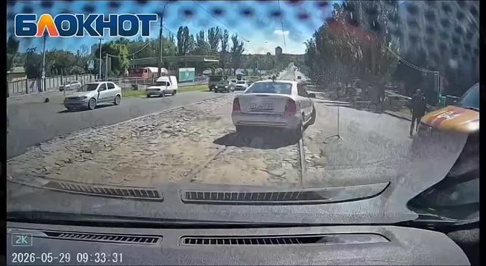 В Донецке на Дзержинского вздулся асфальт и сильно воняет газом