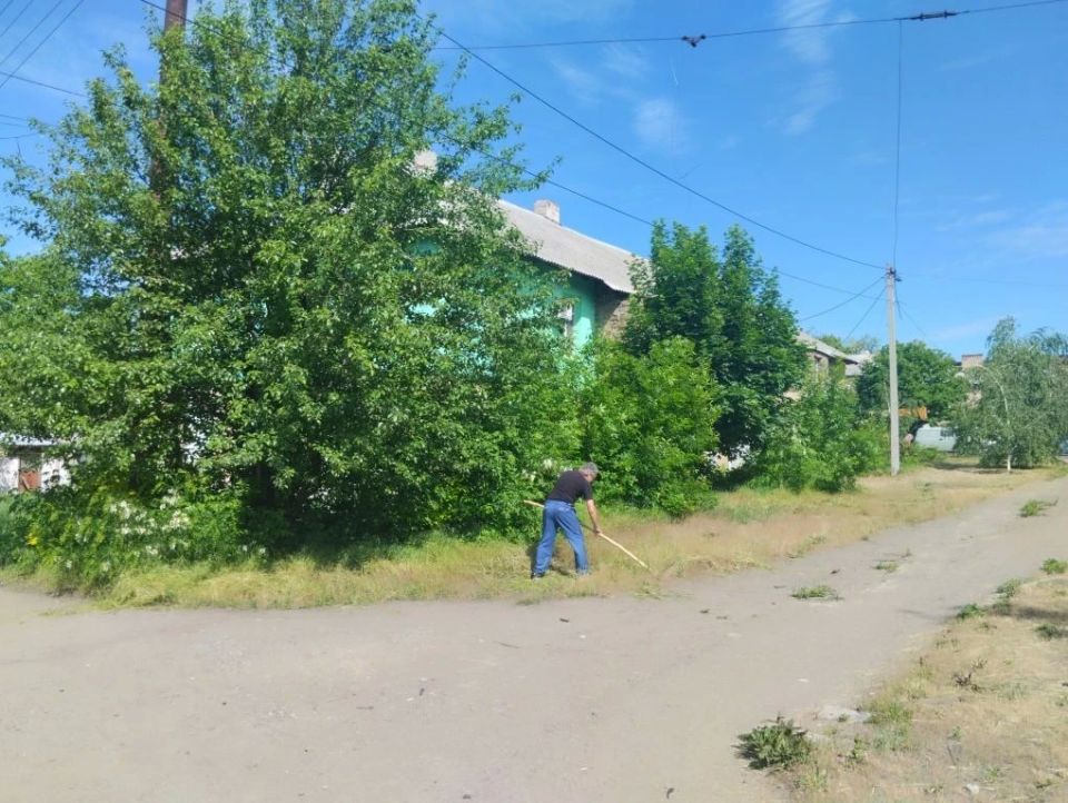 С целью приведения территории в надлежащее санитарное состояние в Кировском внутригородском районе города Макеевки силами Макеевского филиала НКО «ЕДИНЫЙ РЕГИОНАЛЬНЫЙ ФОНД ПО УПРАВЛЕНИЮ МНОГОКВАРТИРНЫМИ ДОМАМИ НА ТЕРРИТОРИИ... С целью приведения территории в надлежащее санитарное состояние в Кировском внутригородском районе города Макеевки силами Макеевского филиала НКО «ЕДИНЫЙ РЕГИОНАЛЬНЫЙ ФОНД ПО УПРАВЛЕНИЮ МНОГОКВАРТИРНЫМИ ДОМАМИ НА ТЕРРИТОРИИ...