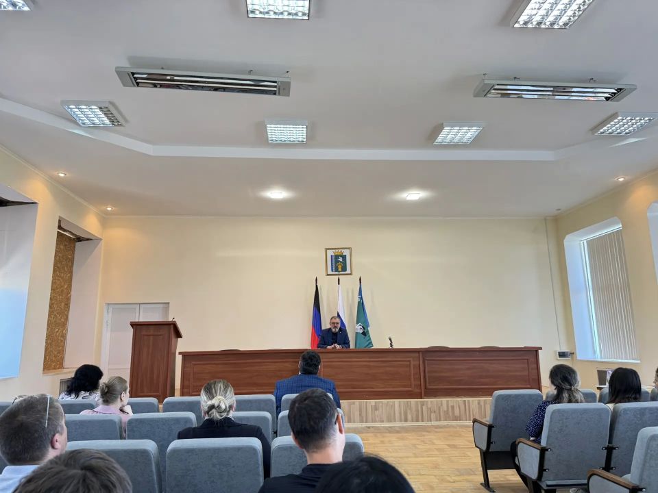 Провёл аппаратное совещание с сотрудниками администрации Мангушского муниципального округа