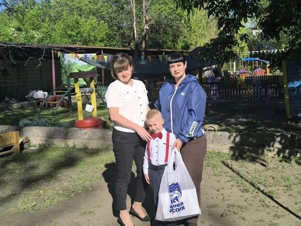 В рамках благотворительной акции «Малые добрые дела» депутат фракции «Единая Россия» Торезского городского совета Анна Матраева оказала адресную гуманитарную помощь семье, воспитывающей ребенка
