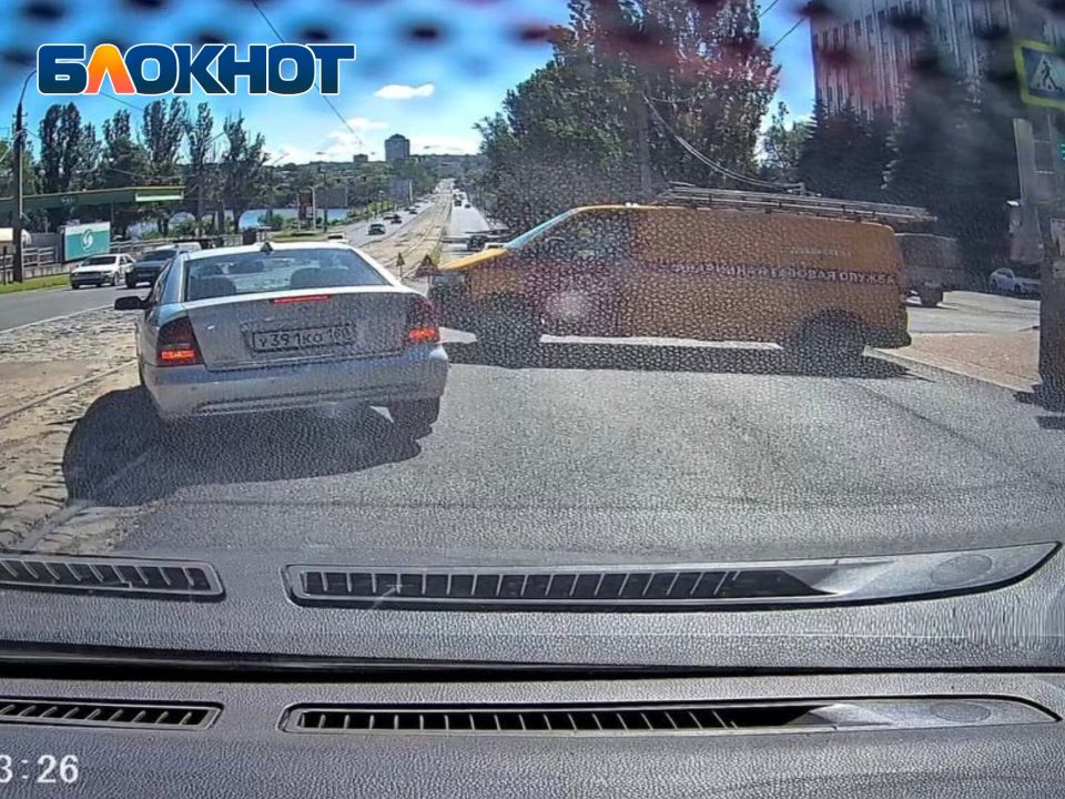 В Донецке на Дзержинского вздулся асфальт и сильно воняет газом В Донецке на Дзержинского вздулся асфальт и сильно воняет газом
