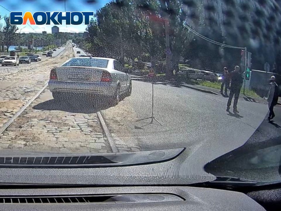 В Донецке на Дзержинского вздулся асфальт и сильно воняет газом В Донецке на Дзержинского вздулся асфальт и сильно воняет газом