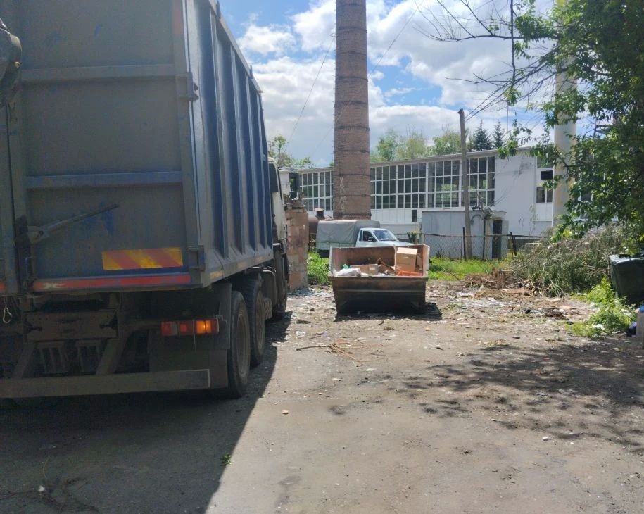 Сегодня, 29 мая, с целью приведения территории в надлежащее санитарное состояние в Кировском внутригородском районе выполнены работы по вывозу крупногабаритных накоплений мусора на контейнерных площадках по адресам: ул.... Сегодня, 29 мая, с целью приведения территории в надлежащее санитарное состояние в Кировском внутригородском районе выполнены работы по вывозу крупногабаритных накоплений мусора на контейнерных площадках по адресам: ул....