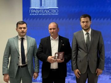 Дмитрий Краснов совместно с Кириллом Макаровым вручили работникам ГБУ «МФЦ ДНР» Медаль ДНР и Благодарности Главы ДНР