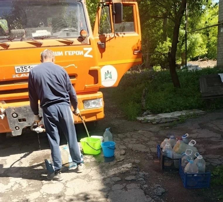 В Кировском внутригородском районе при поддержке региона-шефа Московская область продолжается подвоз воды для жителей домов, в которые в установленный графиком день не поступила вода В Кировском внутригородском районе при поддержке региона-шефа Московская область продолжается подвоз воды для жителей домов, в которые в установленный графиком день не поступила вода