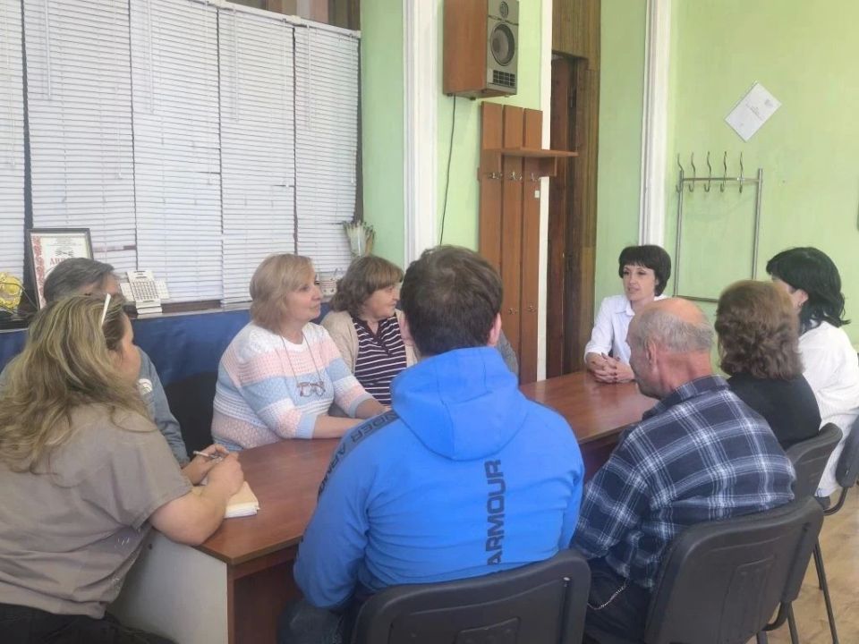 28 мая, председатель Общественного совета Елена Серебрянская провела встречу с трудовым коллективом МБУ "ДК им.В.Маяковского г.о.Торез"