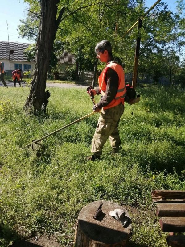 Коммунальщики Снежного продолжают благоустраивать территории общего пользования Коммунальщики Снежного продолжают благоустраивать территории общего пользования