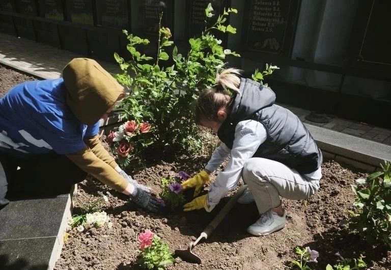 В рамках акции «Маленькие добрые дела» сотрудники отдела физической культуры, спорта и туризма администрации городского округа Дебальцево совместно с МБУ ДО Спортивная школа г. о. Дебальцево провели субботник на территории... В рамках акции «Маленькие добрые дела» сотрудники отдела физической культуры, спорта и туризма администрации городского округа Дебальцево совместно с МБУ ДО Спортивная школа г. о. Дебальцево провели субботник на территории...