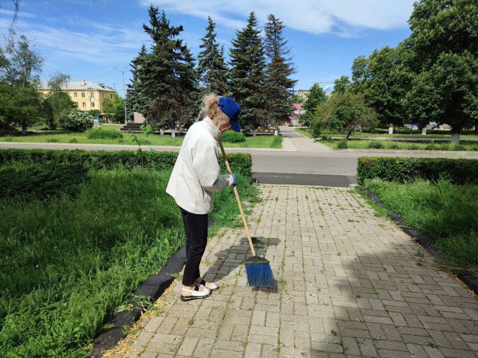 В рамках акции «Маленькие добрые дела» сотрудники отдела физической культуры, спорта и туризма администрации городского округа Дебальцево совместно с МБУ ДО Спортивная школа г. о. Дебальцево провели субботник на территории... В рамках акции «Маленькие добрые дела» сотрудники отдела физической культуры, спорта и туризма администрации городского округа Дебальцево совместно с МБУ ДО Спортивная школа г. о. Дебальцево провели субботник на территории...