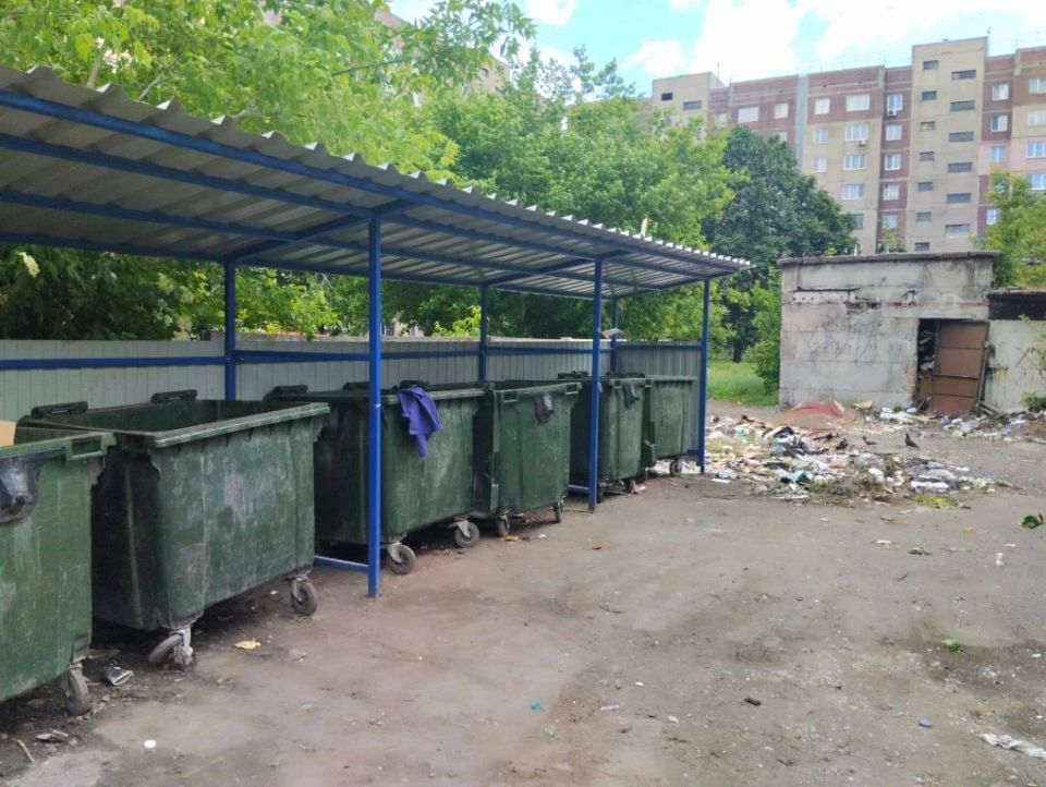 Сегодня, 29 мая, с целью приведения территории в надлежащее санитарное состояние в Кировском внутригородском районе выполнены работы по вывозу крупногабаритных накоплений мусора на контейнерных площадках по адресам: ул.... Сегодня, 29 мая, с целью приведения территории в надлежащее санитарное состояние в Кировском внутригородском районе выполнены работы по вывозу крупногабаритных накоплений мусора на контейнерных площадках по адресам: ул....
