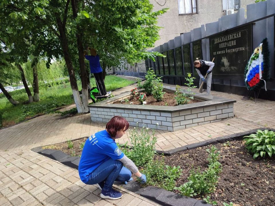 В рамках акции «Маленькие добрые дела» сотрудники отдела физической культуры, спорта и туризма администрации городского округа Дебальцево совместно с МБУ ДО Спортивная школа г. о. Дебальцево провели субботник на территории... В рамках акции «Маленькие добрые дела» сотрудники отдела физической культуры, спорта и туризма администрации городского округа Дебальцево совместно с МБУ ДО Спортивная школа г. о. Дебальцево провели субботник на территории...