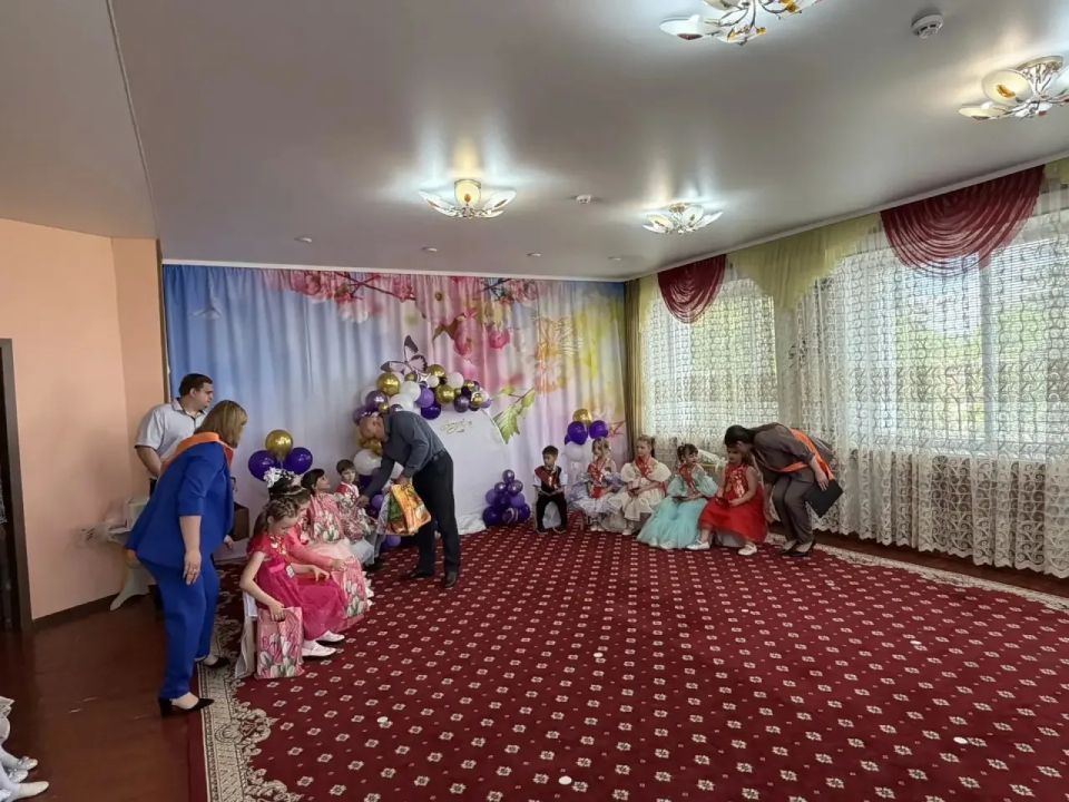 «Ягодка» провожает выпускников: счастливой дороги в страну знаний! «Ягодка» провожает выпускников: счастливой дороги в страну знаний!