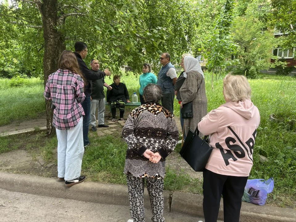 Вчера управляющий делами администрации муниципального образования Александр Бабанов провел встречу с жителями по адресу: ул. Сергея Лазо, д. 17 Вчера управляющий делами администрации муниципального образования Александр Бабанов провел встречу с жителями по адресу: ул. Сергея Лазо, д. 17