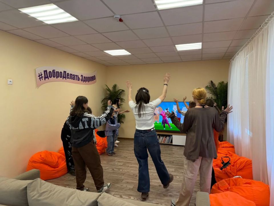 Отдел физической культуры, спорта и туризма администрации городского округа Дебальцево провел в Молодёжном отделе им. Марии Пироговой весёлую спортивную игровую программу «Летом время не теряй — сил, здоровья набирай!» ко... Отдел физической культуры, спорта и туризма администрации городского округа Дебальцево провел в Молодёжном отделе им. Марии Пироговой весёлую спортивную игровую программу «Летом время не теряй — сил, здоровья набирай!» ко...