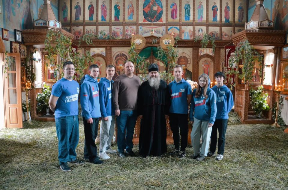 В светлый и торжественный день Святой Троицы Председатель Торезского городского совета Александр Казмерчук совместно с активистами Торезского штаба МГЕР посетили Храм Святителей Московских Петра, Алексия, Ионы, Филиппа и...
