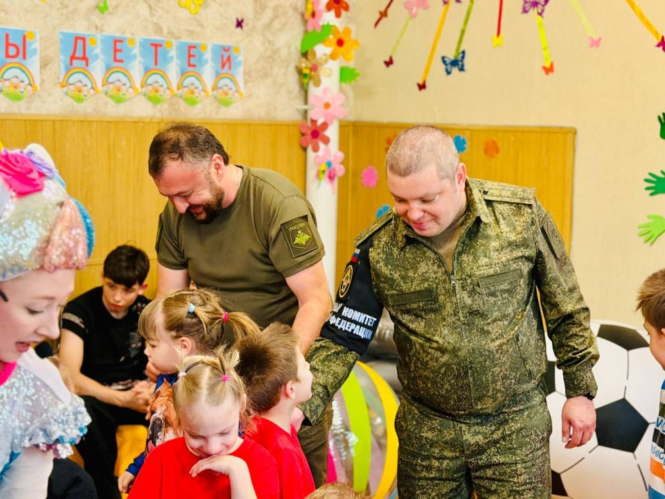 Александр Волошин: В День защиты детей вместе с друзьями и коллегами организовали праздник для самых маленьких жителей Донецкой Народной Республики Александр Волошин: В День защиты детей вместе с друзьями и коллегами организовали праздник для самых маленьких жителей Донецкой Народной Республики