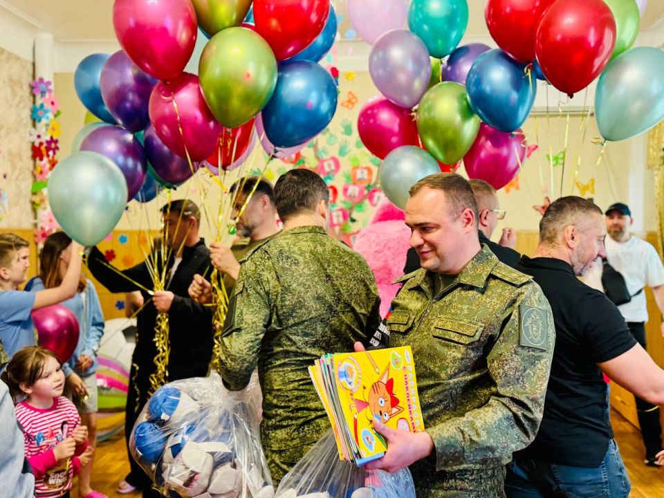 Александр Волошин: В День защиты детей вместе с друзьями и коллегами организовали праздник для самых маленьких жителей Донецкой Народной Республики Александр Волошин: В День защиты детей вместе с друзьями и коллегами организовали праздник для самых маленьких жителей Донецкой Народной Республики
