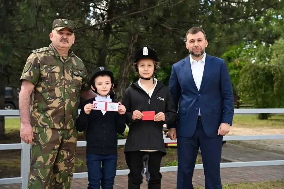 Пушилин подарил жеребца английской верховой породы новому конному клубу Донецка