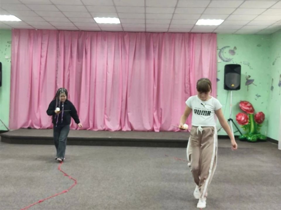 Ключ от лета. В клубе пгт Карло-Марксово прошла детская игровая программа «Игрополис», приуроченная ко Дню защиты детей Ключ от лета. В клубе пгт Карло-Марксово прошла детская игровая программа «Игрополис», приуроченная ко Дню защиты детей