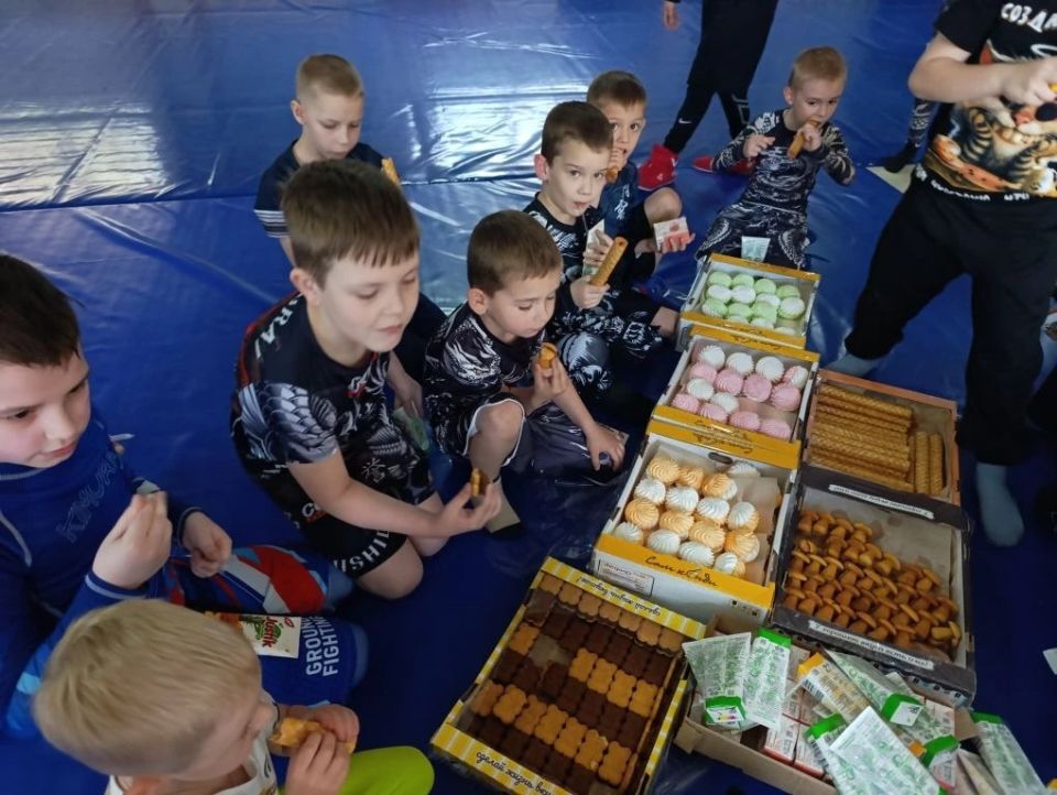 В Центрально-Городском районе Горловки поздравили юных спортсменов В Центрально-Городском районе Горловки поздравили юных спортсменов