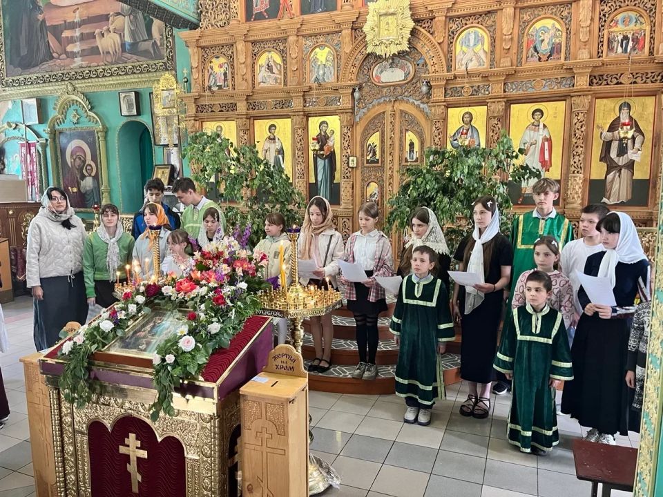 Сегодня, в праздник Святого Духа и в День защиты детей, в Свято-Александро-Невском храме г. Дебальцево состоялось торжественное открытие летней смены лагеря воскресной школы