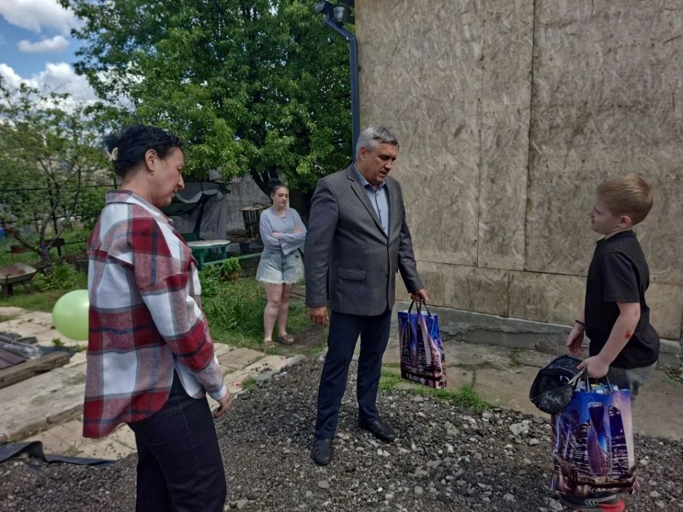 Сегодня, 1 июня, в рамках акции «Маленькие добрые дела», руководитель Управы Кировского внутригородского района Администрации городского округа Макеевка Донецкой Народной Республики Андрей Хорошко поздравил с Днем защиты... Сегодня, 1 июня, в рамках акции «Маленькие добрые дела», руководитель Управы Кировского внутригородского района Администрации городского округа Макеевка Донецкой Народной Республики Андрей Хорошко поздравил с Днем защиты...