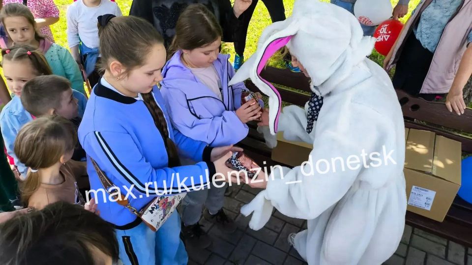 Во Дворце культуры и в парке им. Г.И. Петровского состоялась детская развлекательная программа «Там, на неведомых дорожках», приуроченная ко Дню защиты детей Во Дворце культуры и в парке им. Г.И. Петровского состоялась детская развлекательная программа «Там, на неведомых дорожках», приуроченная ко Дню защиты детей
