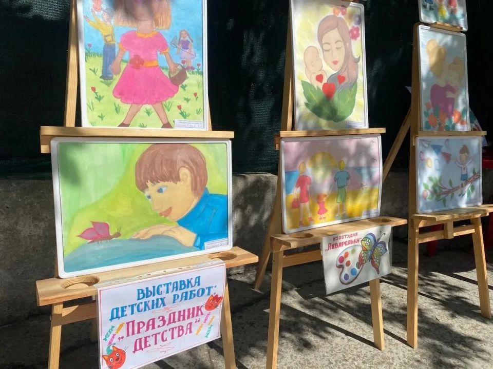 Ко Дню защиты детей, в Зугрэсском Дворце культуры с 1.06.2026 по 10.06.2026 открылась выставка рисунков студии изобразительного искусства Радуга «Мир глазами детей» и студии декоративно-прикладного искусства Акварельки... Ко Дню защиты детей, в Зугрэсском Дворце культуры с 1.06.2026 по 10.06.2026 открылась выставка рисунков студии изобразительного искусства Радуга «Мир глазами детей» и студии декоративно-прикладного искусства Акварельки...