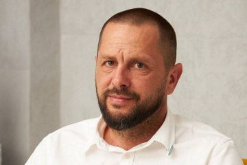 Сегодня свой День рождения празднует депутат Ясиноватского муниципального совета ДНР Антон Тяпочкин!