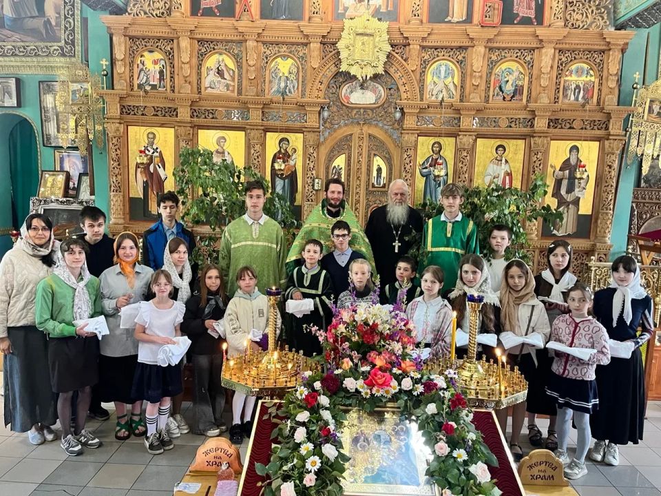 Сегодня, в праздник Святого Духа и в День защиты детей, в Свято-Александро-Невском храме г. Дебальцево состоялось торжественное открытие летней смены лагеря воскресной школы Сегодня, в праздник Святого Духа и в День защиты детей, в Свято-Александро-Невском храме г. Дебальцево состоялось торжественное открытие летней смены лагеря воскресной школы