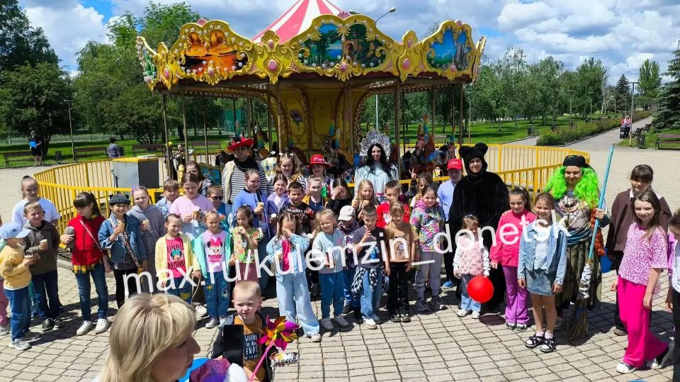 Во Дворце культуры и в парке им. Г.И. Петровского состоялась детская развлекательная программа «Там, на неведомых дорожках», приуроченная ко Дню защиты детей