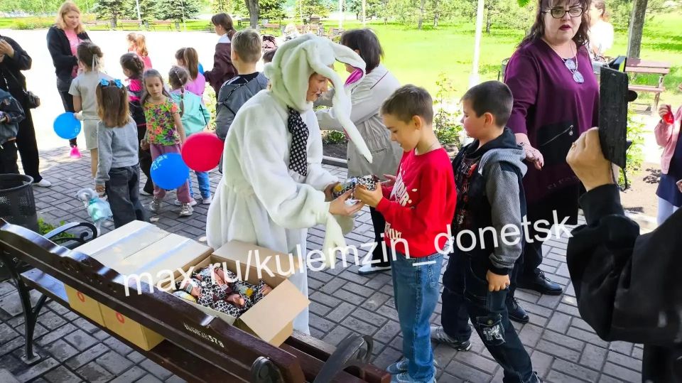 Во Дворце культуры и в парке им. Г.И. Петровского состоялась детская развлекательная программа «Там, на неведомых дорожках», приуроченная ко Дню защиты детей Во Дворце культуры и в парке им. Г.И. Петровского состоялась детская развлекательная программа «Там, на неведомых дорожках», приуроченная ко Дню защиты детей