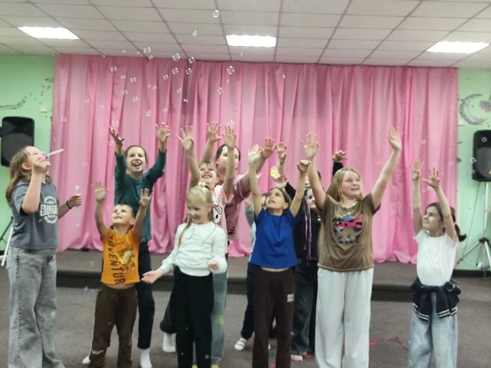 Ключ от лета. В клубе пгт Карло-Марксово прошла детская игровая программа «Игрополис», приуроченная ко Дню защиты детей Ключ от лета. В клубе пгт Карло-Марксово прошла детская игровая программа «Игрополис», приуроченная ко Дню защиты детей