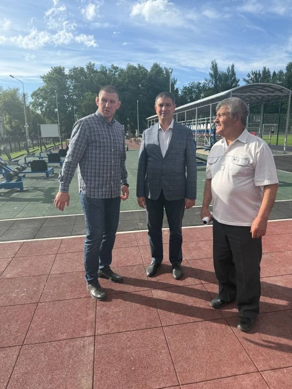 Вместе с директором Донбасской академии строительства и архитектуры Кириллом Петровичем Грабовым осмотрели спортивную базу вуза