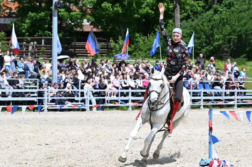 Денис Пушилин: Сегодня, в День защиты детей, вручили удостоверения первым юным участникам нового конного клуба имени Буденного в Донецке Денис Пушилин: Сегодня, в День защиты детей, вручили удостоверения первым юным участникам нового конного клуба имени Буденного в Донецке