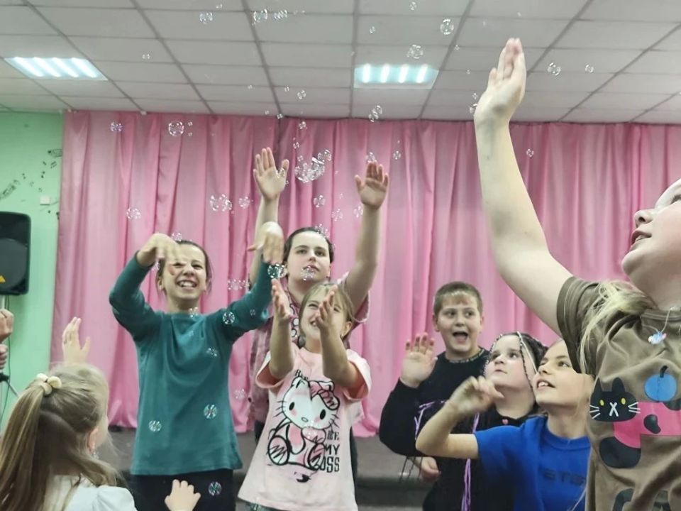 Ключ от лета. В клубе пгт Карло-Марксово прошла детская игровая программа «Игрополис», приуроченная ко Дню защиты детей Ключ от лета. В клубе пгт Карло-Марксово прошла детская игровая программа «Игрополис», приуроченная ко Дню защиты детей
