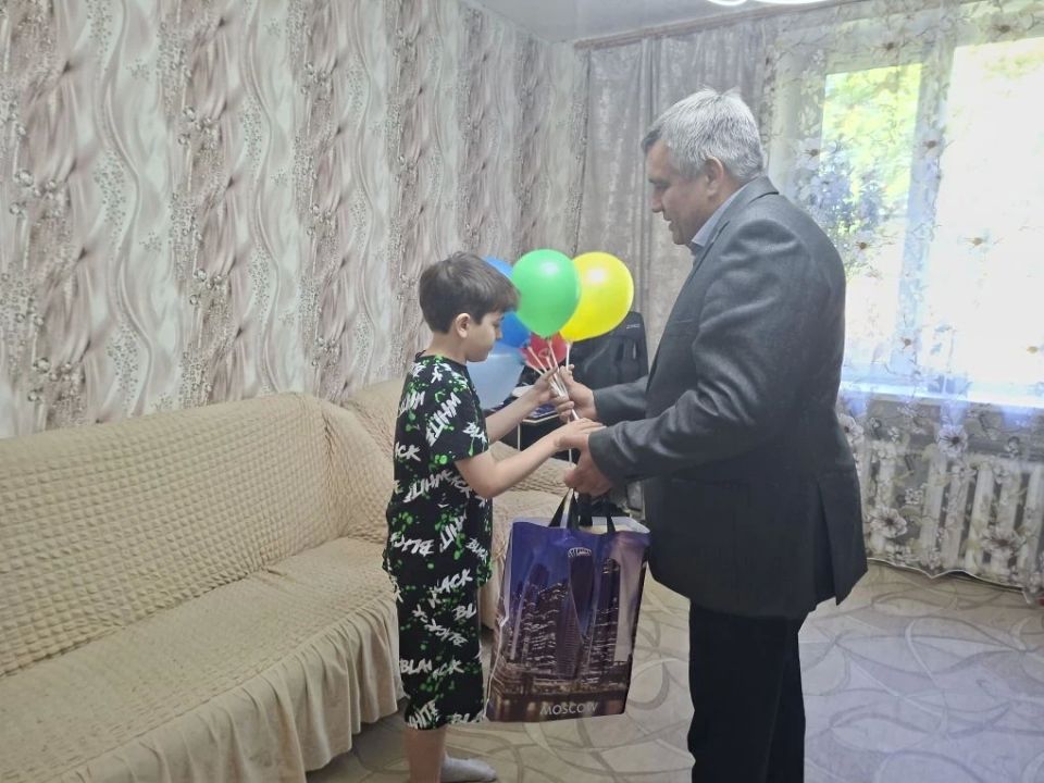 В День защиты детей, руководитель Управы Кировского внутригородского района Администрации городского округа Макеевка Донецкой Народной Республики Андрей Хорошко, в рамках акции «Маленькие добрые дела», поздравил детей...