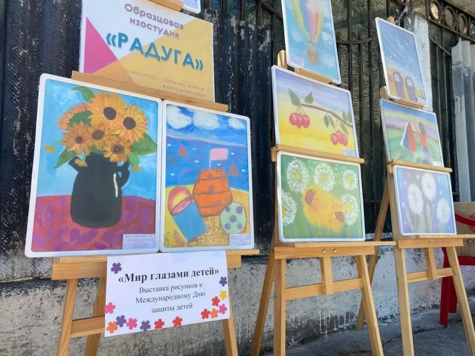 Ко Дню защиты детей, в Зугрэсском Дворце культуры с 1.06.2026 по 10.06.2026 открылась выставка рисунков студии изобразительного искусства Радуга «Мир глазами детей» и студии декоративно-прикладного искусства Акварельки... Ко Дню защиты детей, в Зугрэсском Дворце культуры с 1.06.2026 по 10.06.2026 открылась выставка рисунков студии изобразительного искусства Радуга «Мир глазами детей» и студии декоративно-прикладного искусства Акварельки...
