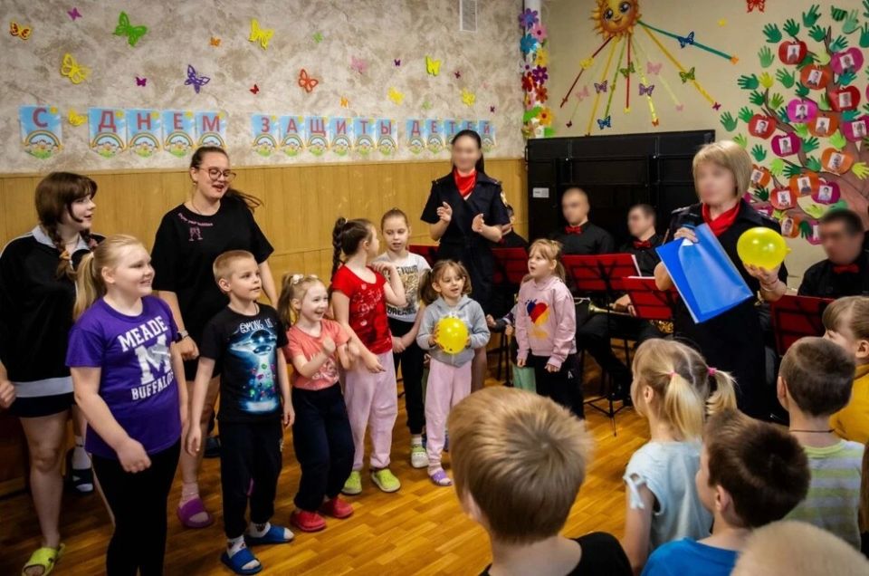 Росгвардейцы организовали для детей ДНР соревнования и концерт с оркестром