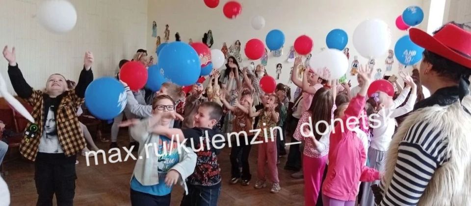 Во Дворце культуры и в парке им. Г.И. Петровского состоялась детская развлекательная программа «Там, на неведомых дорожках», приуроченная ко Дню защиты детей Во Дворце культуры и в парке им. Г.И. Петровского состоялась детская развлекательная программа «Там, на неведомых дорожках», приуроченная ко Дню защиты детей