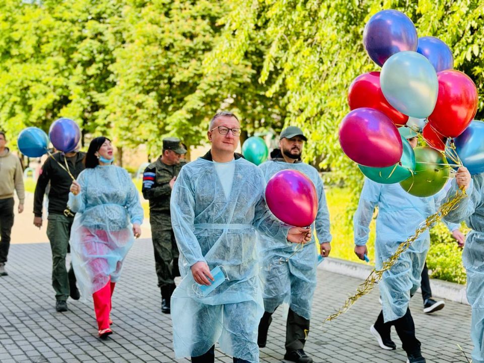 Александр Волошин: В День защиты детей вместе с друзьями и коллегами организовали праздник для самых маленьких жителей Донецкой Народной Республики Александр Волошин: В День защиты детей вместе с друзьями и коллегами организовали праздник для самых маленьких жителей Донецкой Народной Республики
