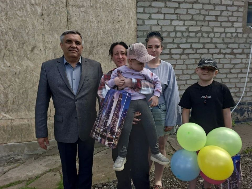 Сегодня, 1 июня, в рамках акции «Маленькие добрые дела», руководитель Управы Кировского внутригородского района Администрации городского округа Макеевка Донецкой Народной Республики Андрей Хорошко поздравил с Днем защиты...