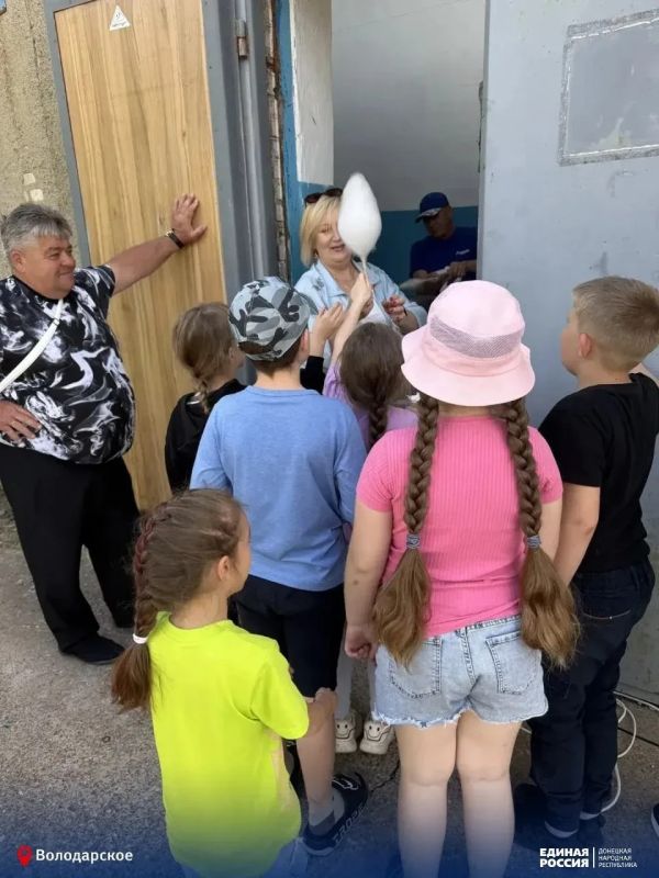В с. Зелёный Яр Володарского муниципального округа состоялось торжественное открытие новой детской площадки, построенной в рамках Народной программы «Единой России» и государственной программы «Комплексное развитие сельских... В с. Зелёный Яр Володарского муниципального округа состоялось торжественное открытие новой детской площадки, построенной в рамках Народной программы «Единой России» и государственной программы «Комплексное развитие сельских...