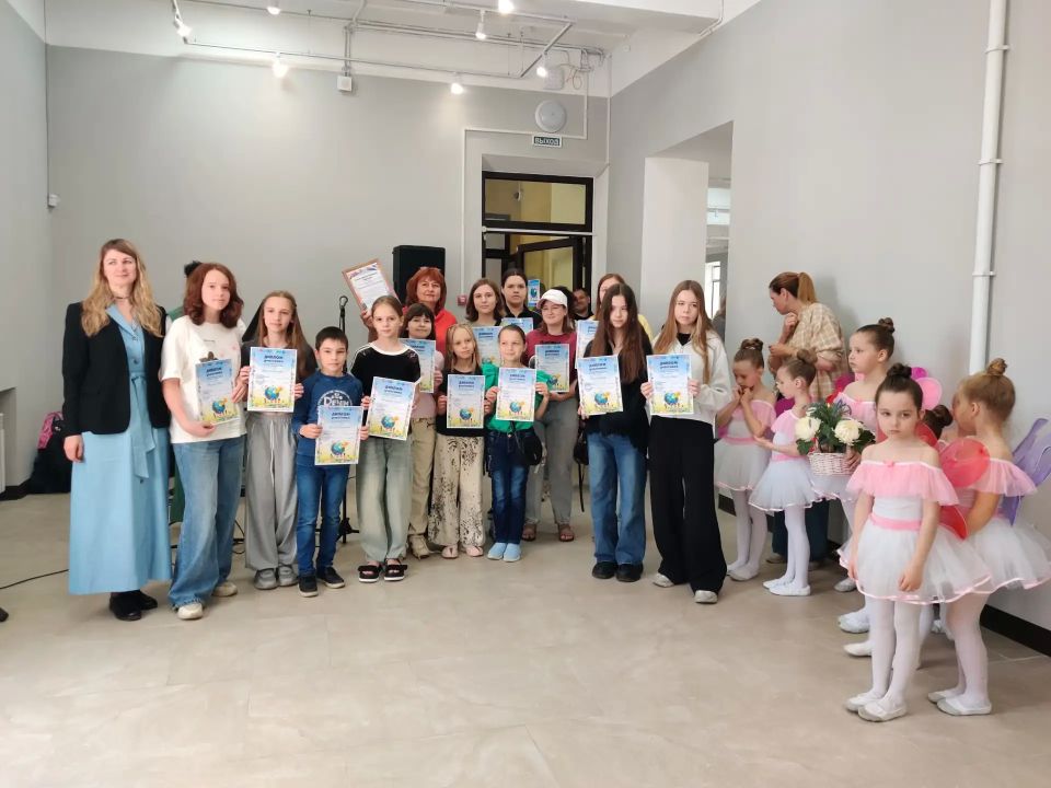 В Мариуполе проходит художественная выставка «Детство – планета любви» В Мариуполе проходит художественная выставка «Детство – планета любви»