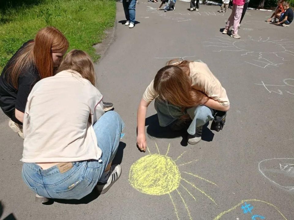 Рисовали солнце, цветы и сказочных персонажей: в Зуевке провели конкурс детских рисунков Рисовали солнце, цветы и сказочных персонажей: в Зуевке провели конкурс детских рисунков