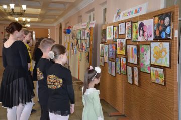 В городе Комсомольское прошла выставка «Рисуем мир»