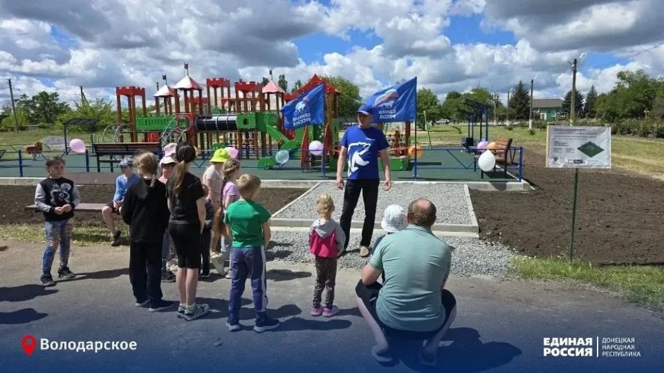 В с. Зелёный Яр Володарского муниципального округа состоялось торжественное открытие новой детской площадки, построенной в рамках Народной программы «Единой России» и государственной программы «Комплексное развитие сельских... В с. Зелёный Яр Володарского муниципального округа состоялось торжественное открытие новой детской площадки, построенной в рамках Народной программы «Единой России» и государственной программы «Комплексное развитие сельских...