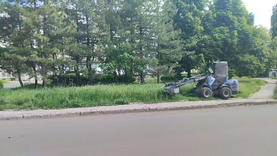 С целью приведения территории в надлежащее санитарное состояние в Кировском внутригородском районе города Макеевки силами МУП АГМ «Перспектива» проведены работы по покосу травы по бульвару 8 Сентября
