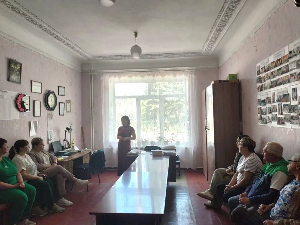 Лидер общественного мнения, главный редактор газеты «Новый луч» Регина Гадыева встретилась с коллективом сотрудников ДК им. С. М. Кирова" Амвросиевского муниципального округа